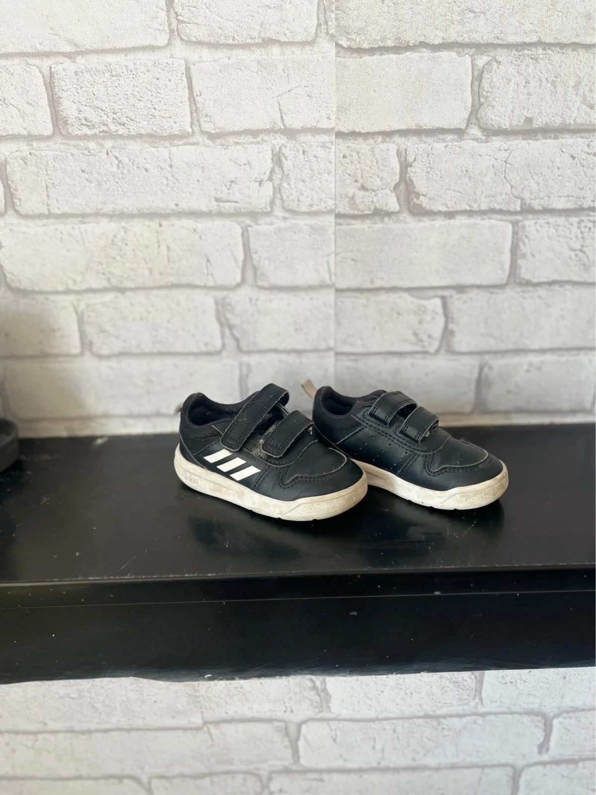Baskets Adidas bébé noires – Taille 22 – Bon état